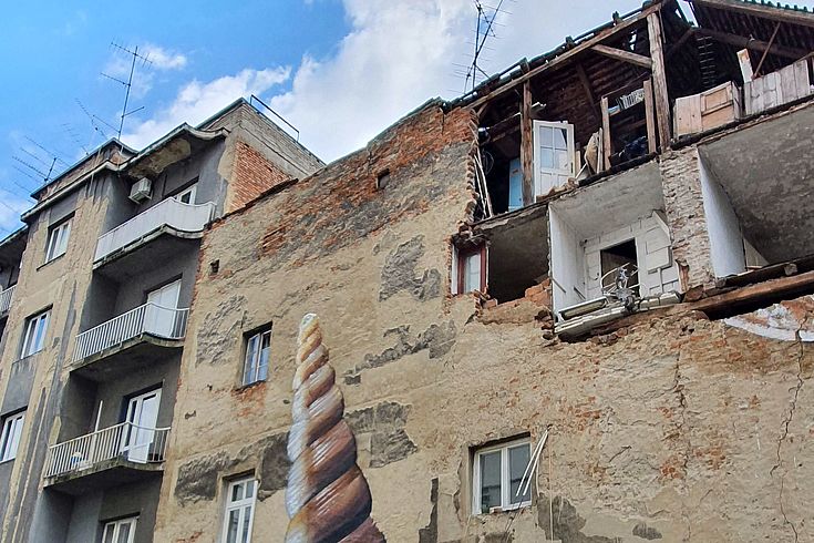 Zwei heftige Erdbeben hinterließen Schäden wie hier in der Innenstadt von Zagreb. Ihre Bewältigung und der Kampf gegen Corona sind große Herausforderungen für Kroatien.