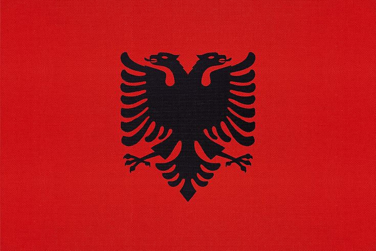 Der Doppeladler blickt nach West und Ost. Flagge von Albanien.