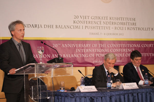 Klaus Fiesinger bei seiner Begrüßungsrede vor dem Plenum