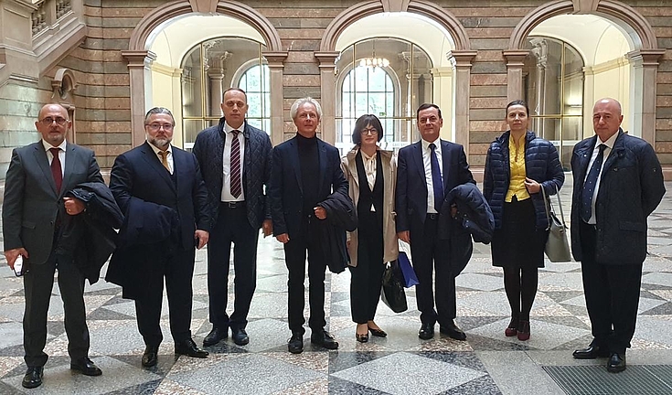 Seit 2006 besteht eine Kooperation mit dem albanischen Verfassungsgericht zur Fortbildung von Juristen im Hinblick auf die institutionelle Stärkung des Verfassungsgerichts als Garant für Menschen- und Bürgerrechte.